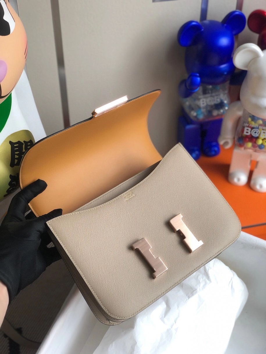 Hermès(爱马仕)Constance 18cm Epsom 原厂掌纹皮 S2 风衣灰trench 内拼奶茶色 玫瑰金扣 现货-拉尔森鳄鱼皮具定制 - 爱马仕包包官网 Hermès(爱马仕)Constance 18cm Epsom 原厂掌纹皮 S2 风衣灰trench 内拼奶茶色 玫瑰金扣 现货