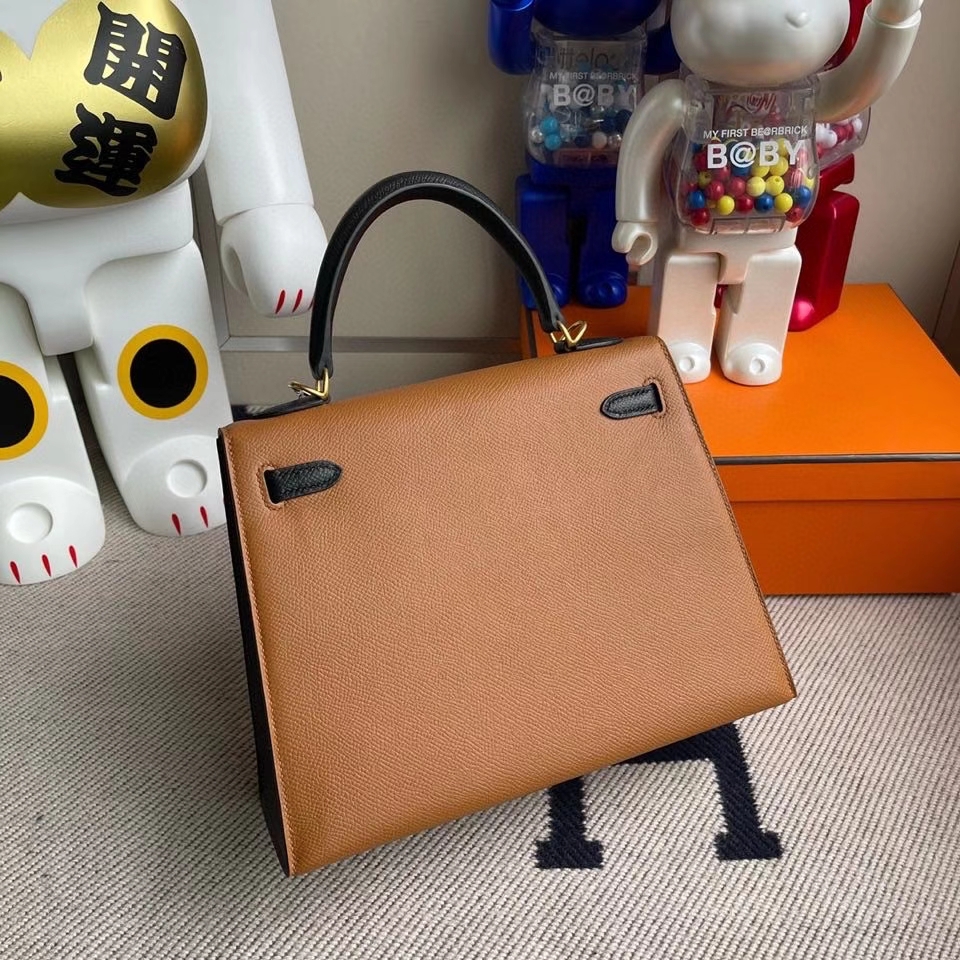 Hermès(爱马仕)kelly 25cm Epsom 原厂掌纹皮 ck37 金棕色Gold 拼ck89 黑色 拉丝金扣 马蹄印 现货-拉尔森鳄鱼皮具定制 - 爱马仕包包官网 Hermès(爱马仕)kelly 25cm Epsom 原厂掌纹皮 ck37 金棕色Gold 拼ck89 黑色 拉丝金扣 马蹄印 现货