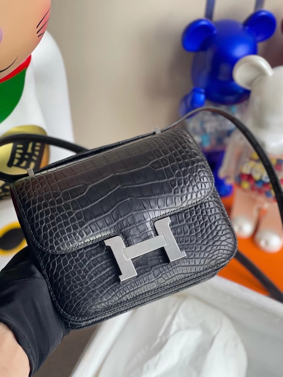 Hermès（爱马仕）Constance 18cm Alligator matt 雾面鳄鱼 ck89 黑色 Noir 内拼 L3 玫瑰紫 马蹄印 银扣