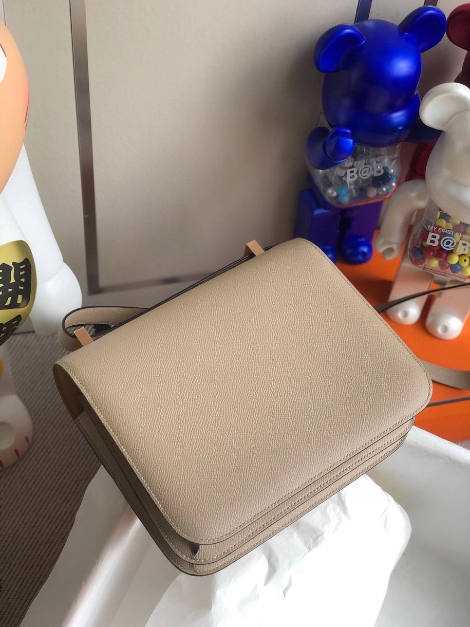 Hermès（爱马仕）Constance 18cm Epsom 原厂掌纹皮 S2 风衣灰trench 内拼奶茶色 玫瑰金扣 现货