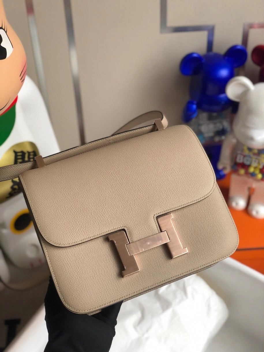 Hermès（爱马仕）Constance 18cm Epsom 原厂掌纹皮 S2 风衣灰trench 内拼奶茶色 玫瑰金扣 现货