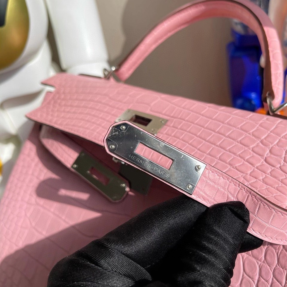 Hermès(爱马仕)Kelly 28cm Alligator matt 雾面鳄鱼 5p 樱花粉 银扣 正品五金 顶级手缝 现货-拉尔森鳄鱼皮具定制 - 爱马仕包包官网 Hermès(爱马仕)Kelly 28cm Alligator matt 雾面鳄鱼 5p 樱花粉 银扣 正品五金 顶级手缝 现货