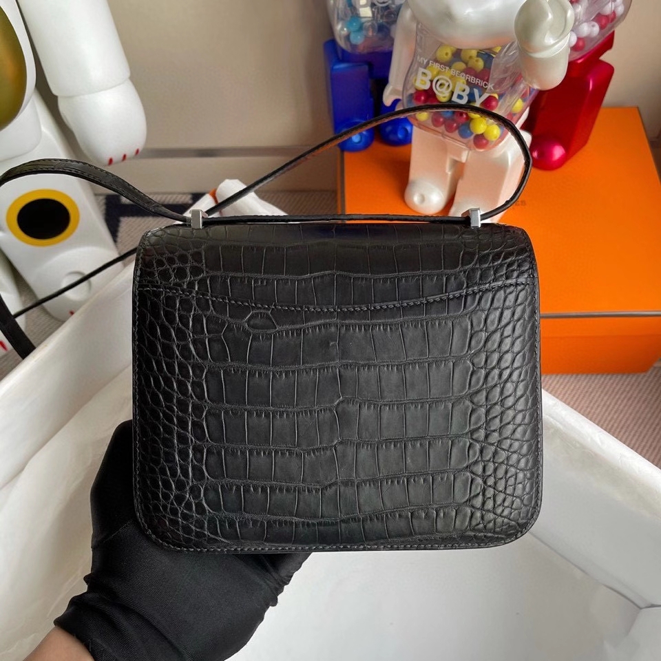 Hermès（爱马仕）Constance 18cm Alligator matt 雾面鳄鱼 ck89 黑色 Noir 内拼 L3 玫瑰紫 马蹄印 银扣