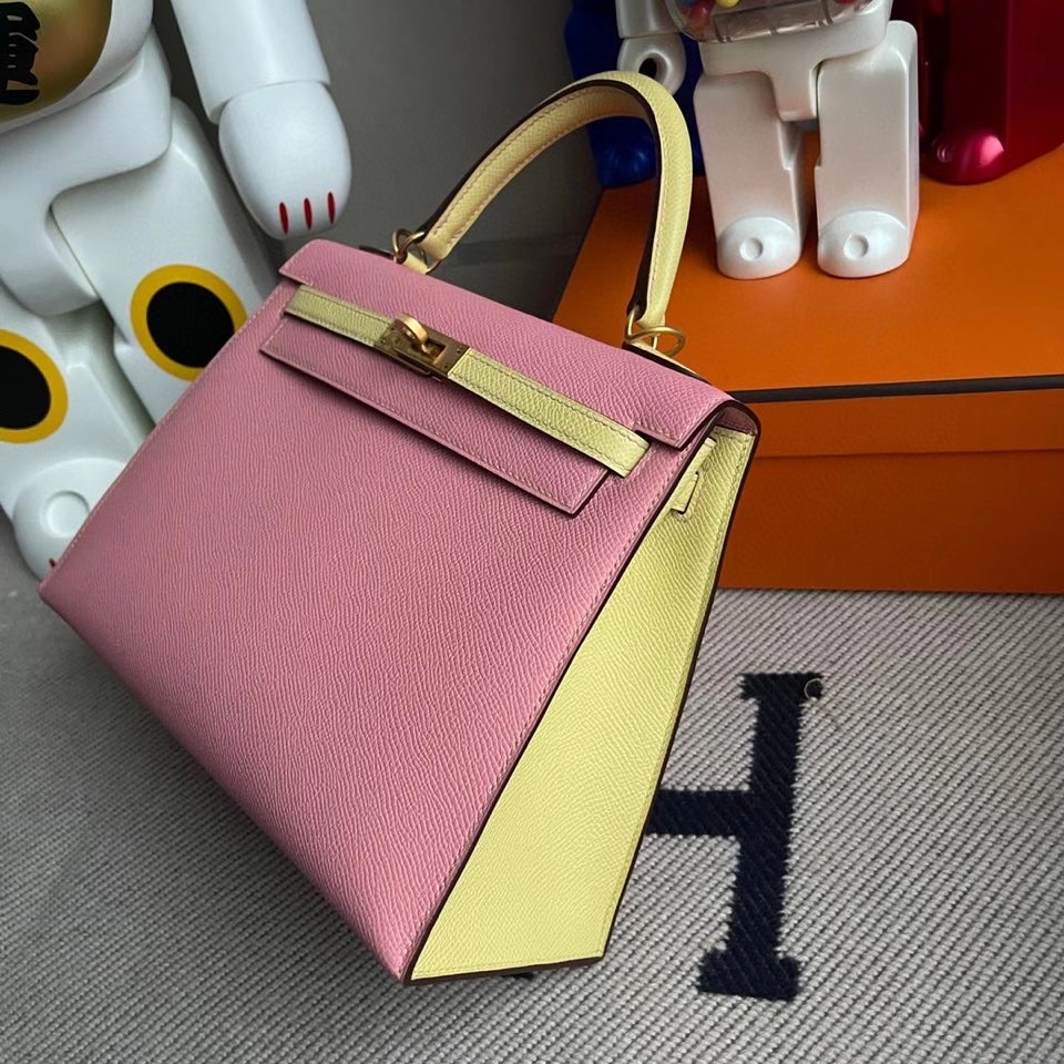 Hermès(爱马仕)Kelly 25cm Epsom 原厂掌纹皮 1Q奶昔粉拼1Z 小鸡黄 拉丝金扣 马蹄印 顶级手缝 现货-拉尔森鳄鱼皮具定制 - 爱马仕包包官网 Hermès(爱马仕)Kelly 25cm Epsom 原厂掌纹皮 1Q奶昔粉拼1Z 小鸡黄 拉丝金扣 马蹄印 顶级手缝 现货