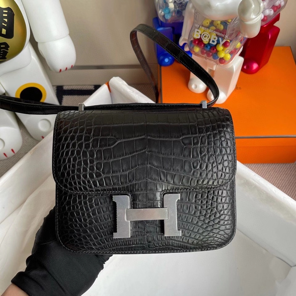 Hermès（爱马仕）Constance 18cm Alligator matt 雾面鳄鱼 ck89 黑色 Noir 内拼 L3 玫瑰紫 马蹄印 银扣