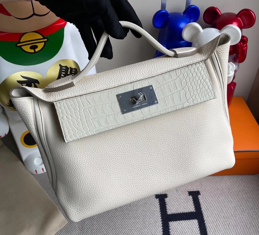 Hermès(爱马仕)2424 29cm ck10 奶昔白拼鳄鱼 银扣 顶级手缝 定制-拉尔森鳄鱼皮具定制 - 爱马仕包包官网 Hermès(爱马仕)2424 29cm ck10 奶昔白拼鳄鱼 银扣 顶级手缝 定制