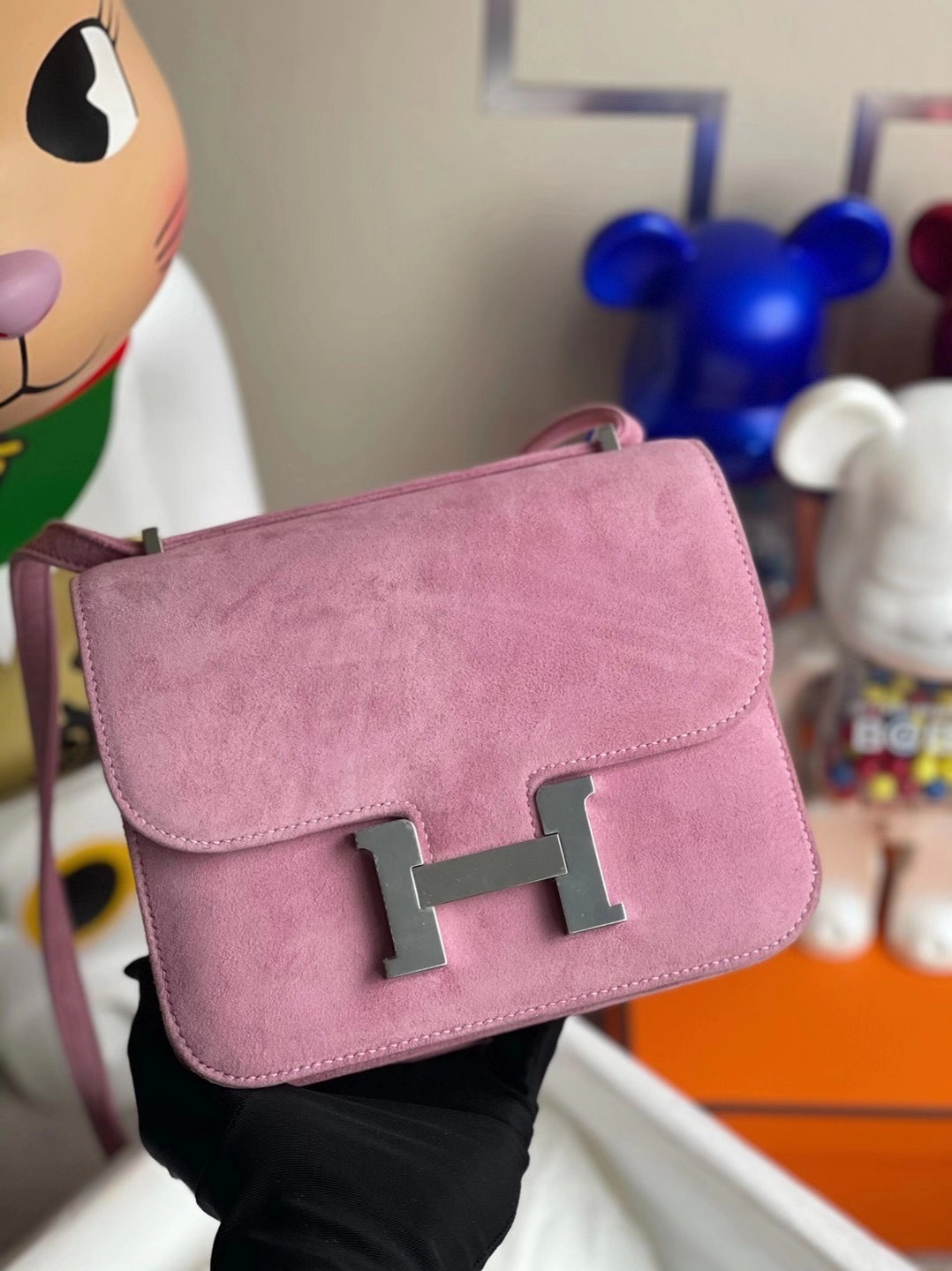 Hermès(爱马仕)Constance 19cm 麂皮 1Q奶昔粉 银扣 客定-拉尔森鳄鱼皮具定制 - 爱马仕包包官网 Hermès(爱马仕)Constance 19cm 麂皮 1Q奶昔粉 银扣 客定