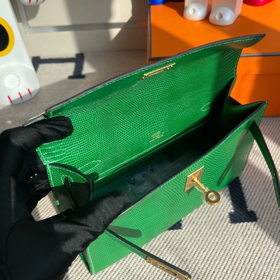 Hermès(爱马仕)Mini kelly pochette 22cm Lizard 进口亮面蜥蜴 1k 竹子绿 Bamboo 拉丝金扣 晚宴包-拉尔森鳄鱼皮具定制 - 爱马仕包包官网 Hermès(爱马仕)Mini kelly pochette 22cm Lizard 进口亮面蜥蜴 1k 竹子绿 Bamboo 拉丝金扣 晚宴包
