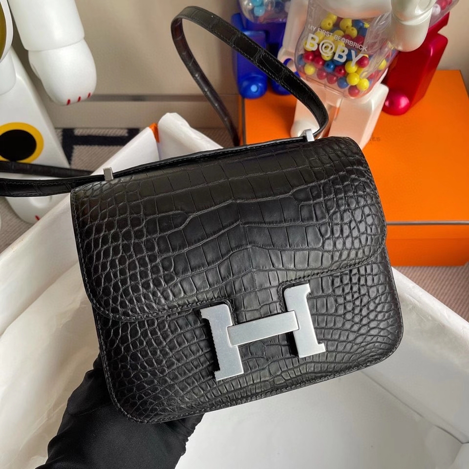 Hermès（爱马仕）Constance 18cm Alligator matt 雾面鳄鱼 ck89 黑色 Noir 内拼 L3 玫瑰紫 马蹄印 银扣