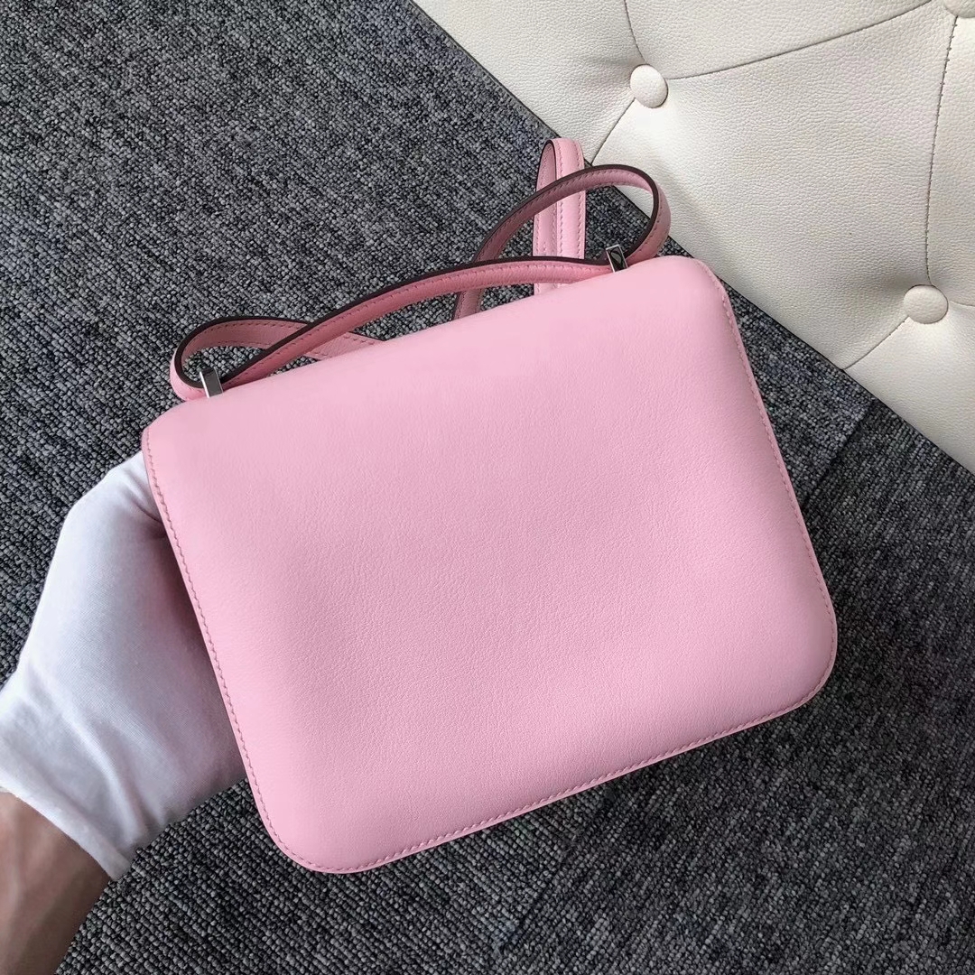 Hermès（爱马仕）Constance 19cm Swift 3Q新粉色 Rose Sakura 全手工缝制 银扣 现货