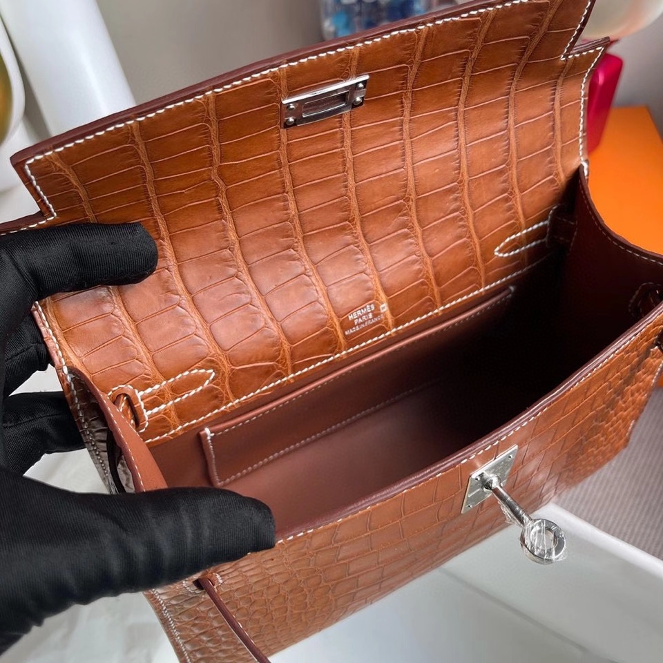 Hermès(爱马仕)Minikelly pochette 22cm Alligator matt 雾面鳄鱼 ck37 马鞍色 银扣 顶级手缝 手拿包-拉尔森鳄鱼皮具定制 - 爱马仕包包官网 Hermès(爱马仕)Minikelly pochette 22cm Alligator matt 雾面鳄鱼 ck37 马鞍色 银扣 顶级手缝 手拿包