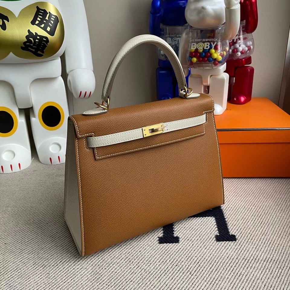 Hermès(爱马仕)Kelly 25cm Epsom 原厂掌纹皮 ck37 金棕色 拼 ck10奶昔白 拉丝金扣 马蹄印 现货-拉尔森鳄鱼皮具定制 - 爱马仕包包官网 Hermès(爱马仕)Kelly 25cm Epsom 原厂掌纹皮 ck37 金棕色 拼 ck10奶昔白 拉丝金扣 马蹄印 现货