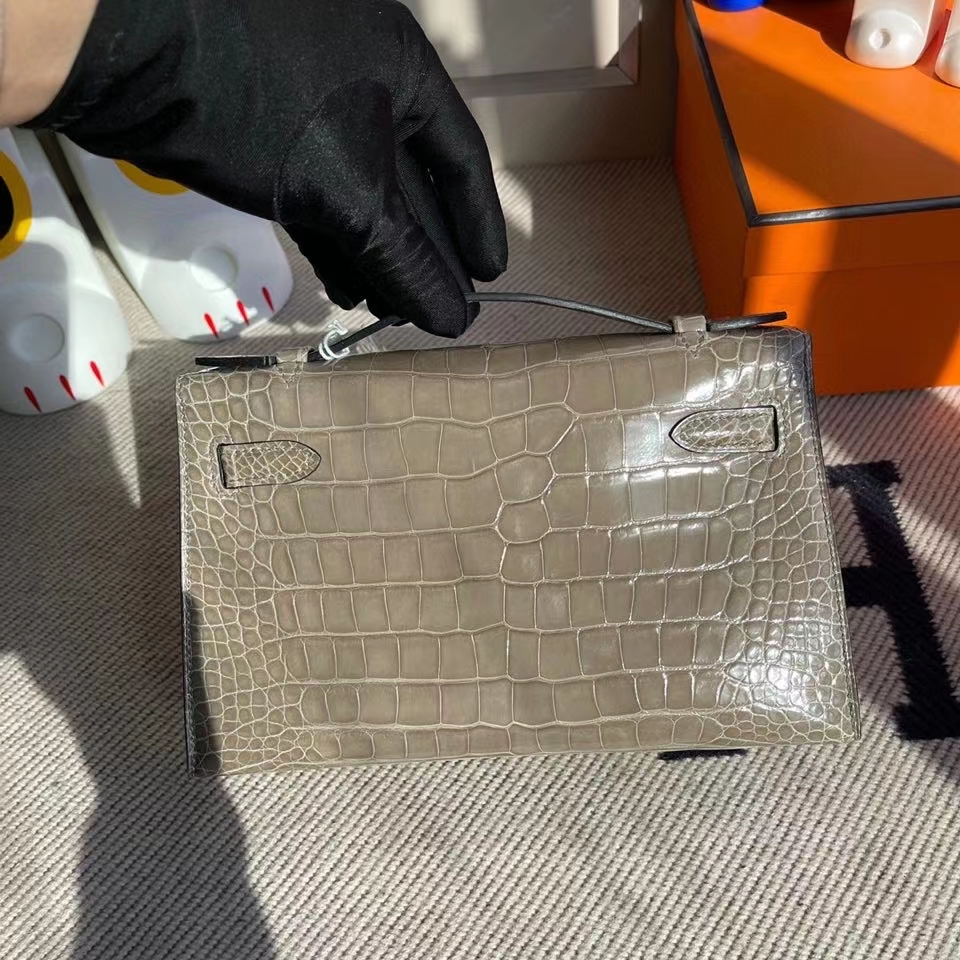 Hermès(爱马仕)Mini kelly pochette 22cm Alligator shiny 亮面鳄鱼 ck81 斑鸠灰 金扣 顶级手缝 晚宴包-拉尔森鳄鱼皮具定制 - 爱马仕包包官网 Hermès(爱马仕)Mini kelly pochette 22cm Alligator shiny 亮面鳄鱼 ck81 斑鸠灰 金扣 顶级手缝 晚宴包