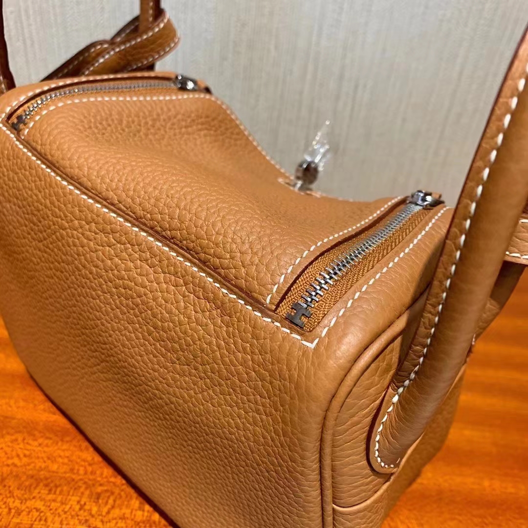 Hermès（爱马仕）Mini Lindy 19cm Clemence Ck37金棕色 顶级工艺 全手工缝制 银扣 现货