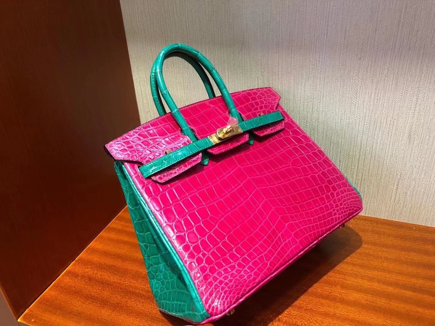 Hermès(爱马仕)Birkin 25cm 天方夜谭粉紫 拼 翡翠绿 金扣 亮面鳄鱼 顶级手缝-拉尔森鳄鱼皮具定制 - 爱马仕包包官网 Hermès(爱马仕)Birkin 25cm 天方夜谭粉紫 拼 翡翠绿 金扣 亮面鳄鱼 顶级手缝