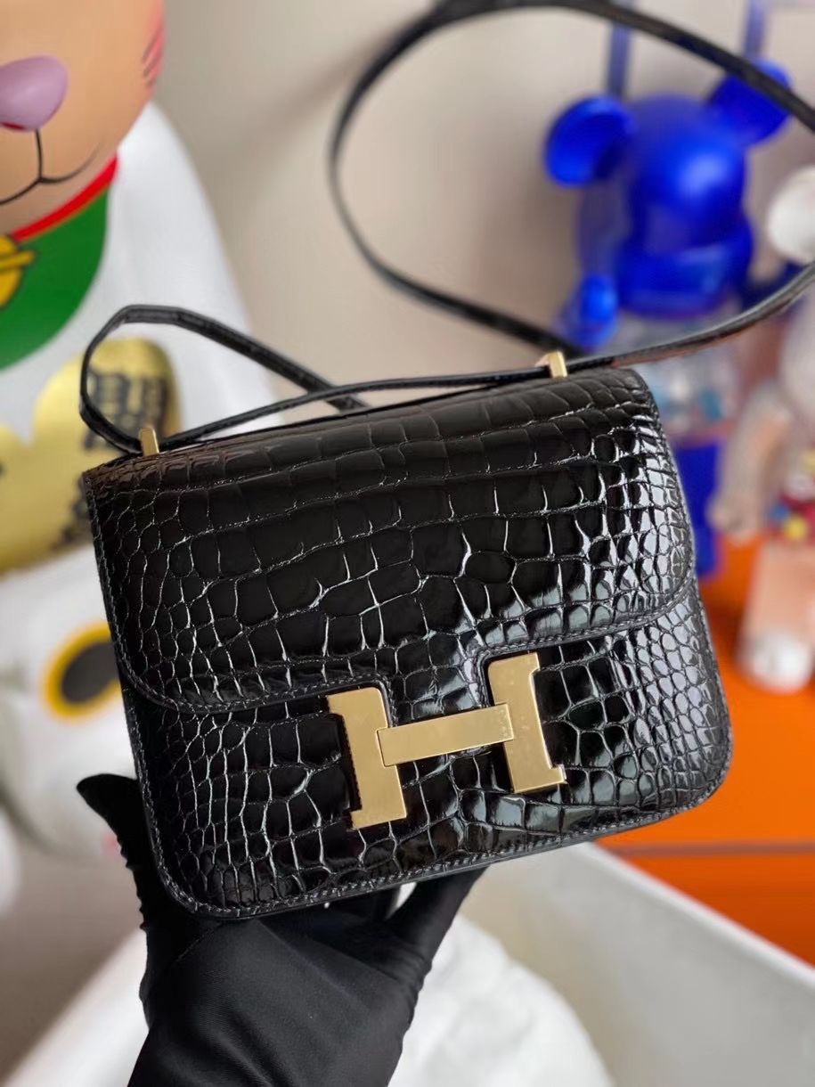 Hermès(爱马仕)Constance 18cm Alligator shiny 亮面鳄鱼 ck89 黑色 Noir 金扣 拱珠皮 现货-拉尔森鳄鱼皮具定制 - 爱马仕包包官网 Hermès(爱马仕)Constance 18cm Alligator shiny 亮面鳄鱼 ck89 黑色 Noir 金扣 拱珠皮 现货