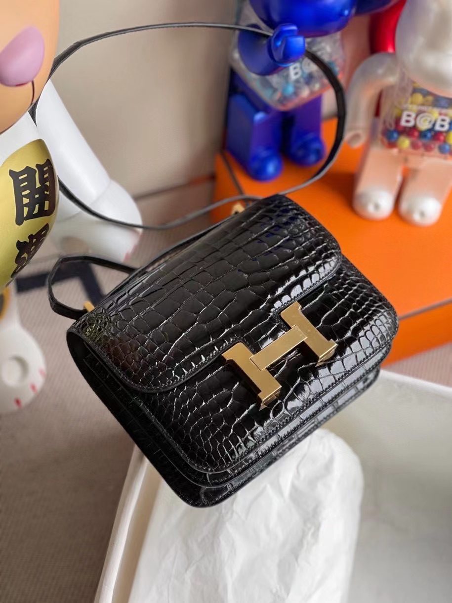 Hermès（爱马仕）Constance 18cm Alligator shiny 亮面鳄鱼 ck89 黑色 Noir 金扣 拱珠皮 现货