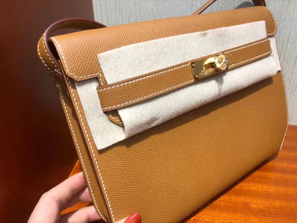 Hermès（爱马仕）Kelly depeche Epsom 原厂掌纹皮 ck37 金棕色 Gold 金扣 顶级手缝  手拿包 现货