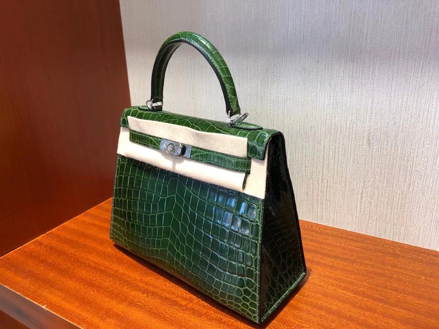 Hermès(爱马仕)Kelly 25cm 丛青草绿 银扣 亮面鳄鱼 顶级手缝-拉尔森鳄鱼皮具定制 - 爱马仕包包官网 Hermès(爱马仕)Kelly 25cm 丛青草绿 银扣 亮面鳄鱼 顶级手缝
