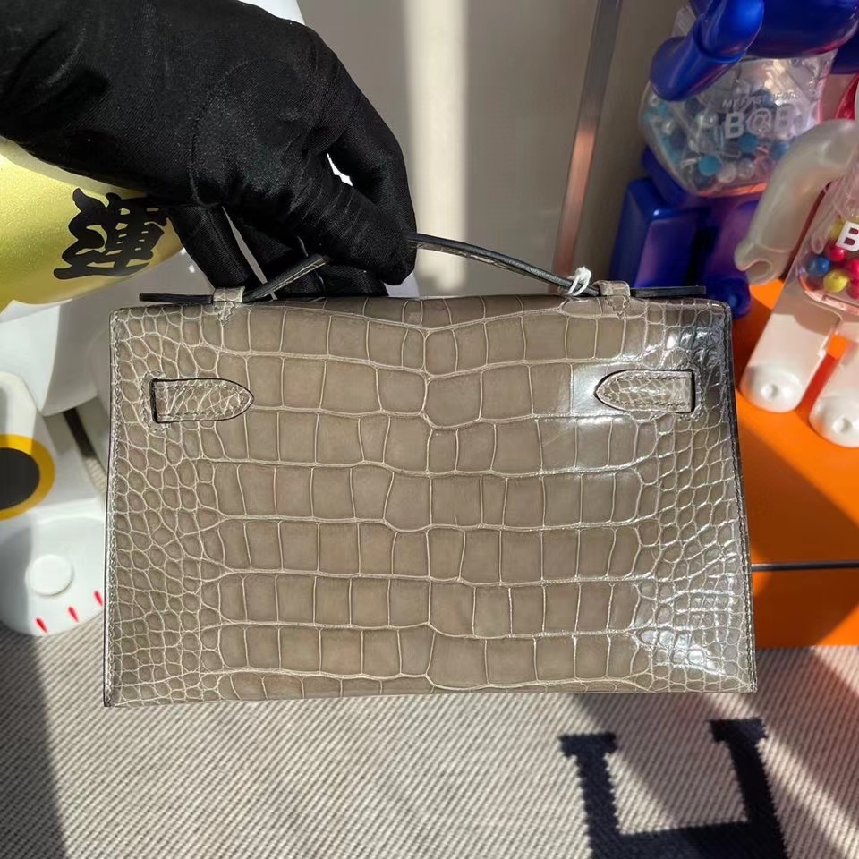 Hermès(爱马仕)Mini kelly pochette 22cm Alligator shiny 亮面鳄鱼 ck81 斑鸠灰 银扣 顶级手缝 晚宴包-拉尔森鳄鱼皮具定制 - 爱马仕包包官网 Hermès(爱马仕)Mini kelly pochette 22cm Alligator shiny 亮面鳄鱼 ck81 斑鸠灰 银扣 顶级手缝 晚宴包