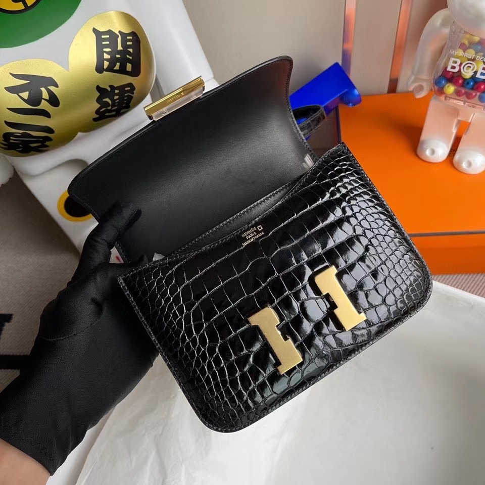 Hermès（爱马仕）Constance 18cm Alligator shiny 亮面鳄鱼 ck89 黑色 Noir 金扣 拱珠皮 现货