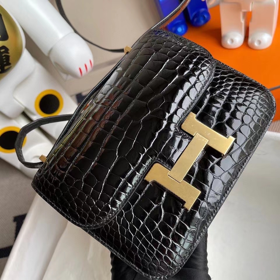 Hermès（爱马仕）Constance 18cm Alligator shiny 亮面鳄鱼 ck89 黑色 Noir 金扣 拱珠皮 现货