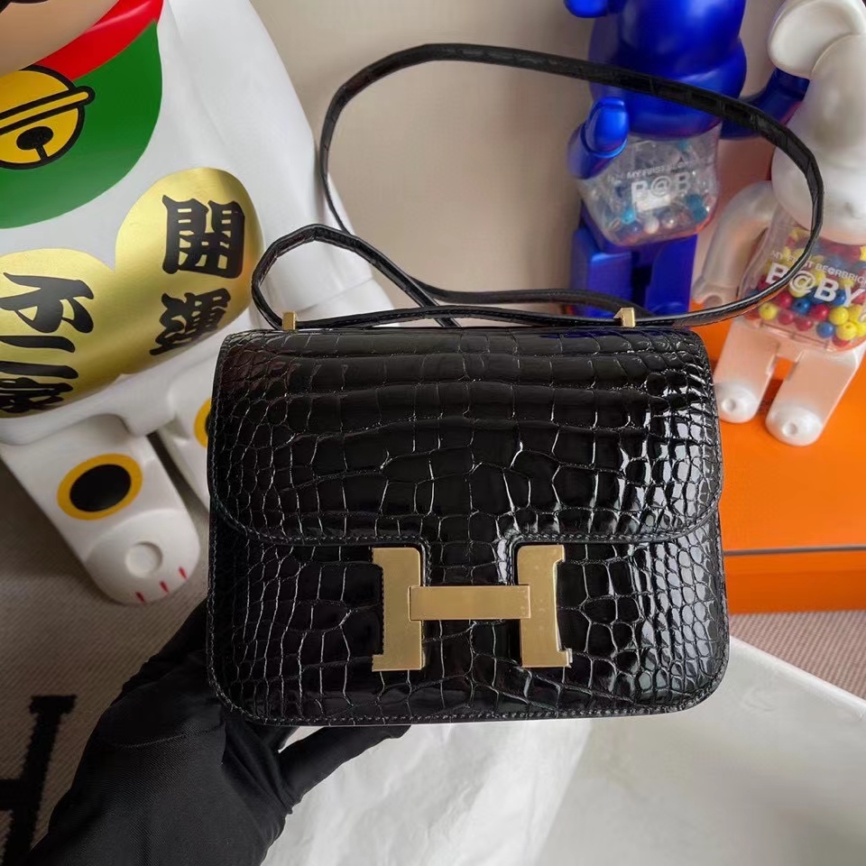Hermès（爱马仕）Constance 18cm Alligator shiny 亮面鳄鱼 ck89 黑色 Noir 金扣 拱珠皮 现货