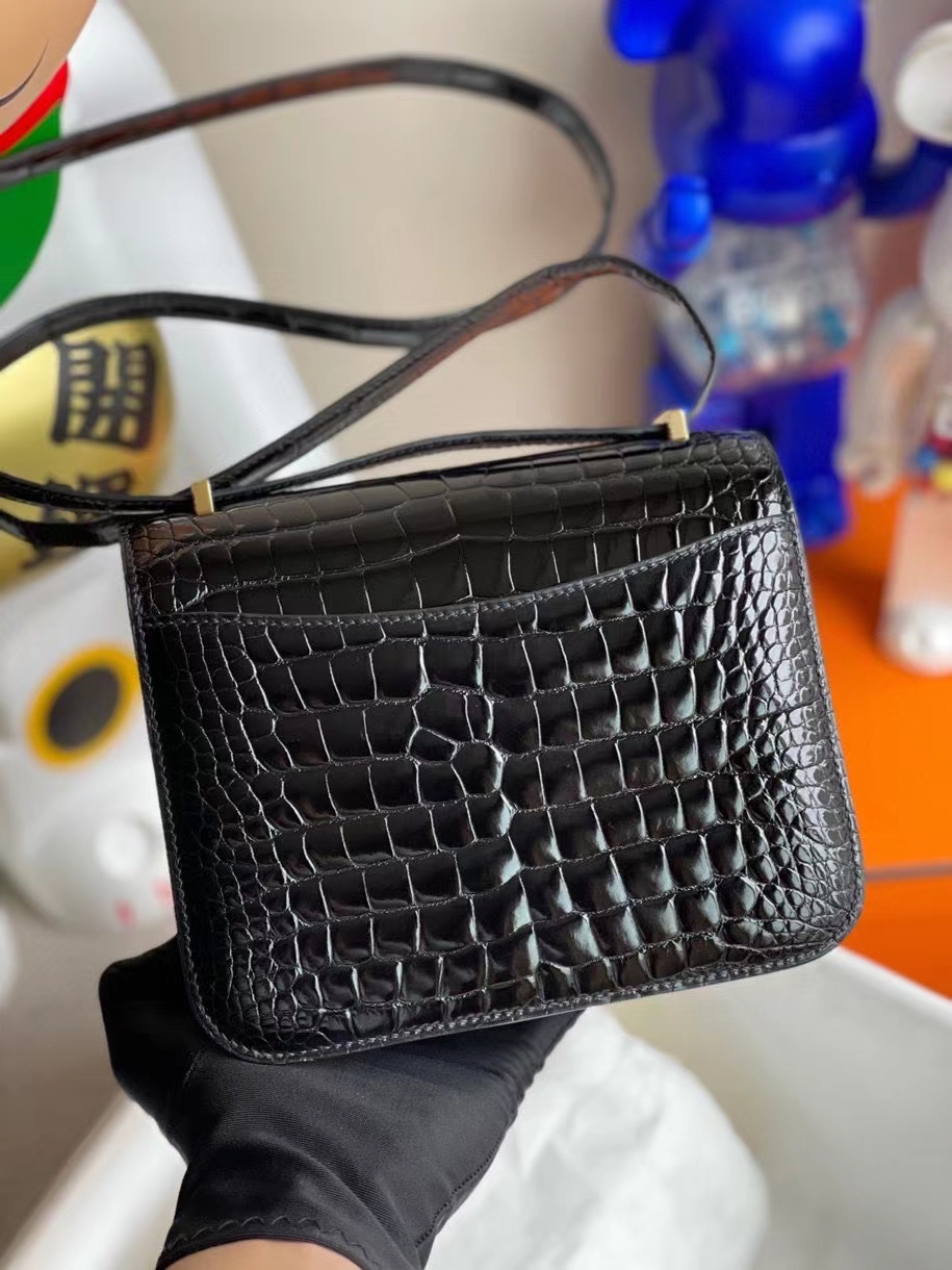 Hermès（爱马仕）Constance 18cm Alligator shiny 亮面鳄鱼 ck89 黑色 Noir 金扣 拱珠皮 现货