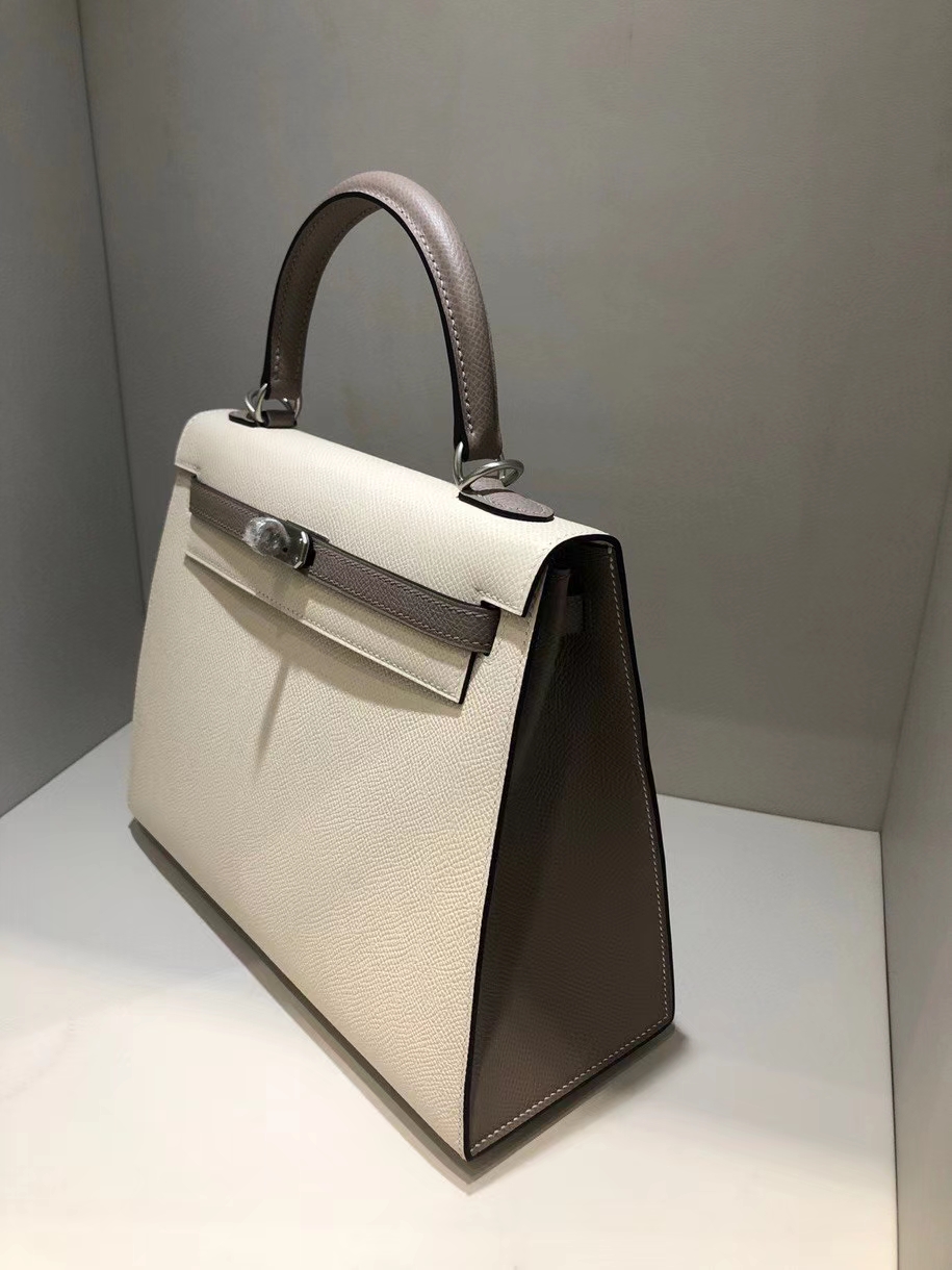 Hermès(爱马仕)Kelly 25cm Epsom 原厂掌纹皮 ck10 奶昔白Craie M8 沥青灰 gris ashpite 拉丝银扣-拉尔森鳄鱼皮具定制 - 爱马仕包包官网 Hermès(爱马仕)Kelly 25cm Epsom 原厂掌纹皮 ck10 奶昔白Craie M8 沥青灰 gris ashpite 拉丝银扣