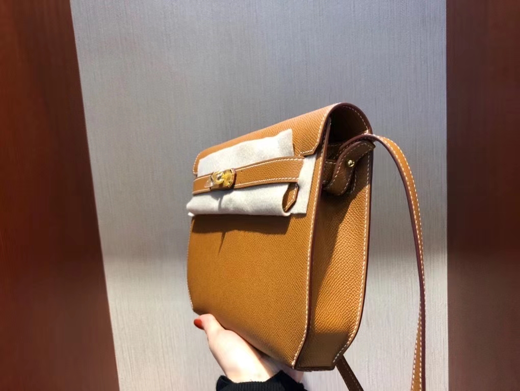 Hermès(爱马仕)Kelly depeche Epsom 原厂掌纹皮 ck37 金棕色 Gold 金扣 顶级手缝 手拿包 现货-拉尔森鳄鱼皮具定制 - 爱马仕包包官网 Hermès(爱马仕)Kelly depeche Epsom 原厂掌纹皮 ck37 金棕色 Gold 金扣 顶级手缝 手拿包 现货