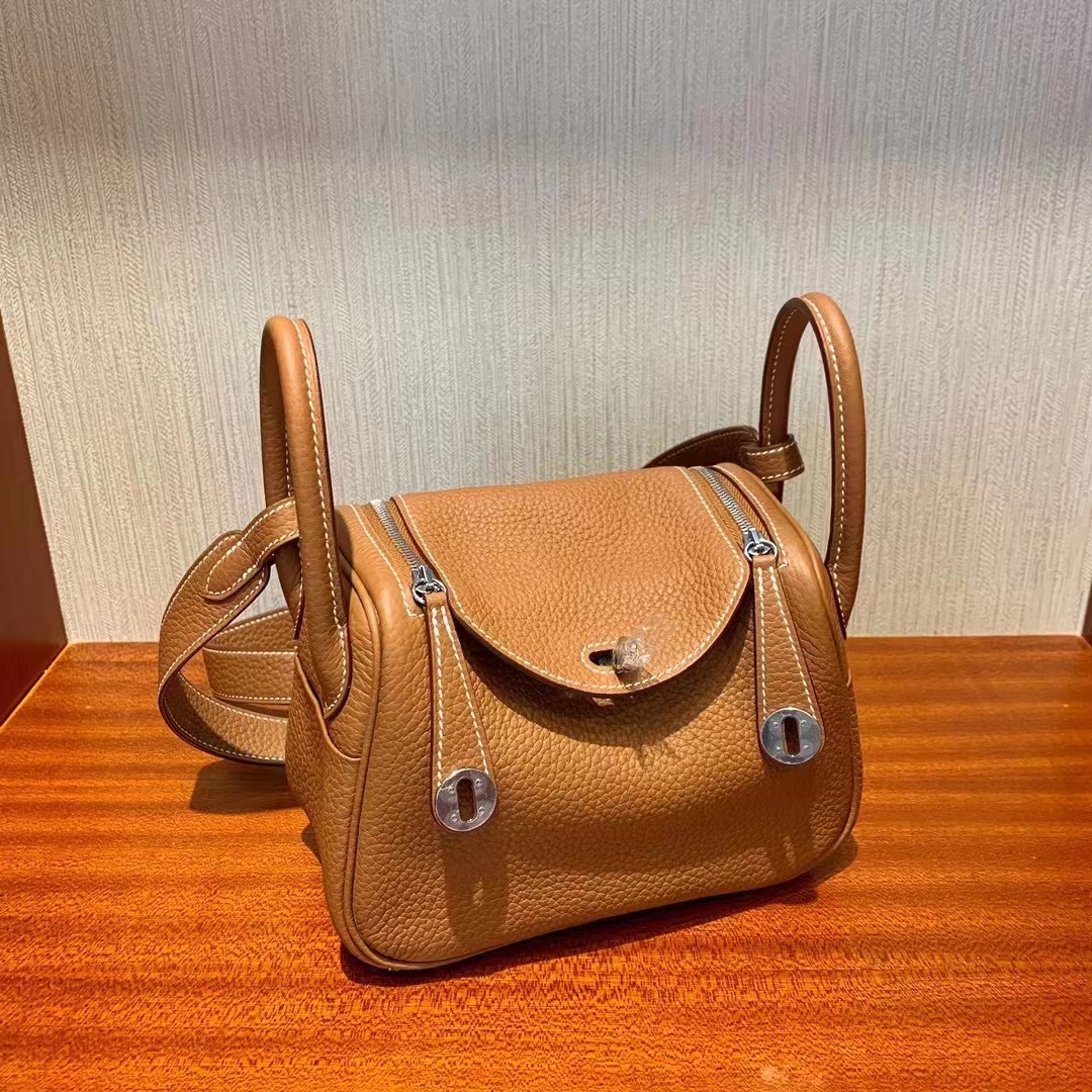 Hermès(爱马仕)Mini Lindy 19cm Clemence Ck37金棕色 顶级工艺 全手工缝制 银扣 现货-拉尔森鳄鱼皮具定制 - 爱马仕包包官网 Hermès(爱马仕)Mini Lindy 19cm Clemence Ck37金棕色 顶级工艺 全手工缝制 银扣 现货