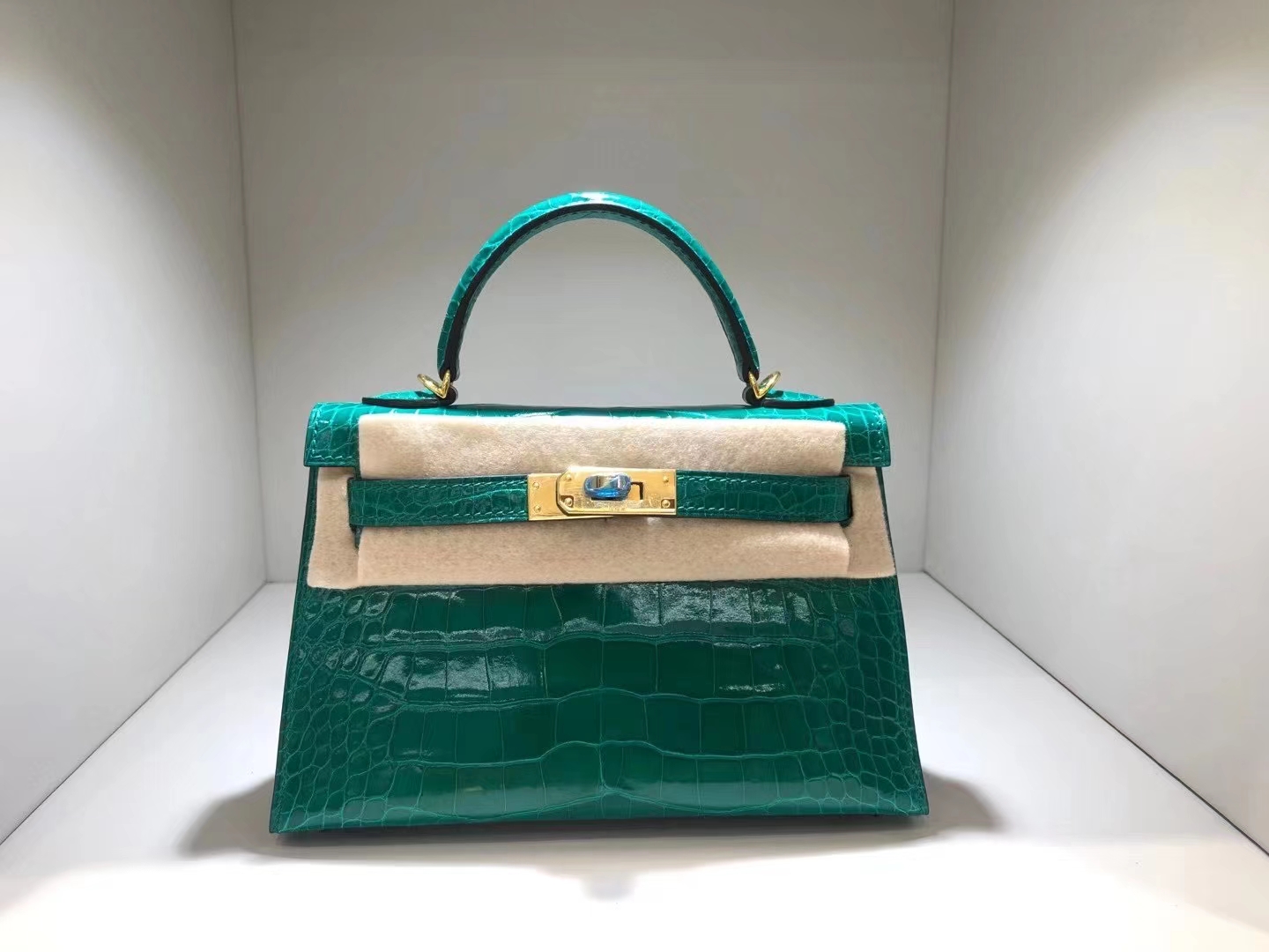 Hermès(爱马仕)Mini kelly ll Alligator shiny 亮面鳄鱼 6Q翡翠绿 金扣 顶级手缝 现货-拉尔森鳄鱼皮具定制 - 爱马仕包包官网 Hermès(爱马仕)Mini kelly ll Alligator shiny 亮面鳄鱼 6Q翡翠绿 金扣 顶级手缝 现货