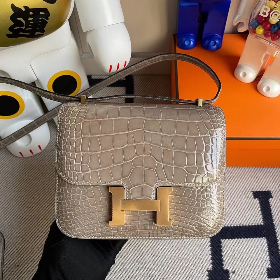 Hermès（爱马仕）Constance 18cm Alligator shiny 亮面鳄鱼 ck81 斑鸠灰 Gris T 金扣 顶级手缝 现货