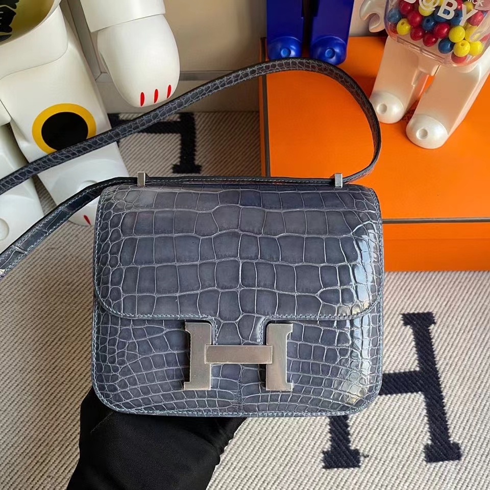 Hermès（爱马仕）Constance 18cm Alligator shiny 亮面鳄鱼 N7 风暴蓝 银扣 顶级手缝 定制