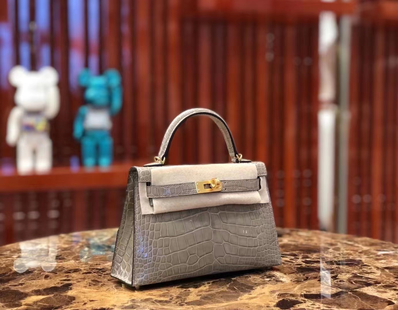Hermès(爱马仕)Mini kelly ll Alligator shiny 亮面鳄鱼 斑鸠灰 金扣 顶级手缝 现货-拉尔森鳄鱼皮具定制 - 爱马仕包包官网 Hermès(爱马仕)Mini kelly ll Alligator shiny 亮面鳄鱼 斑鸠灰 金扣 顶级手缝 现货