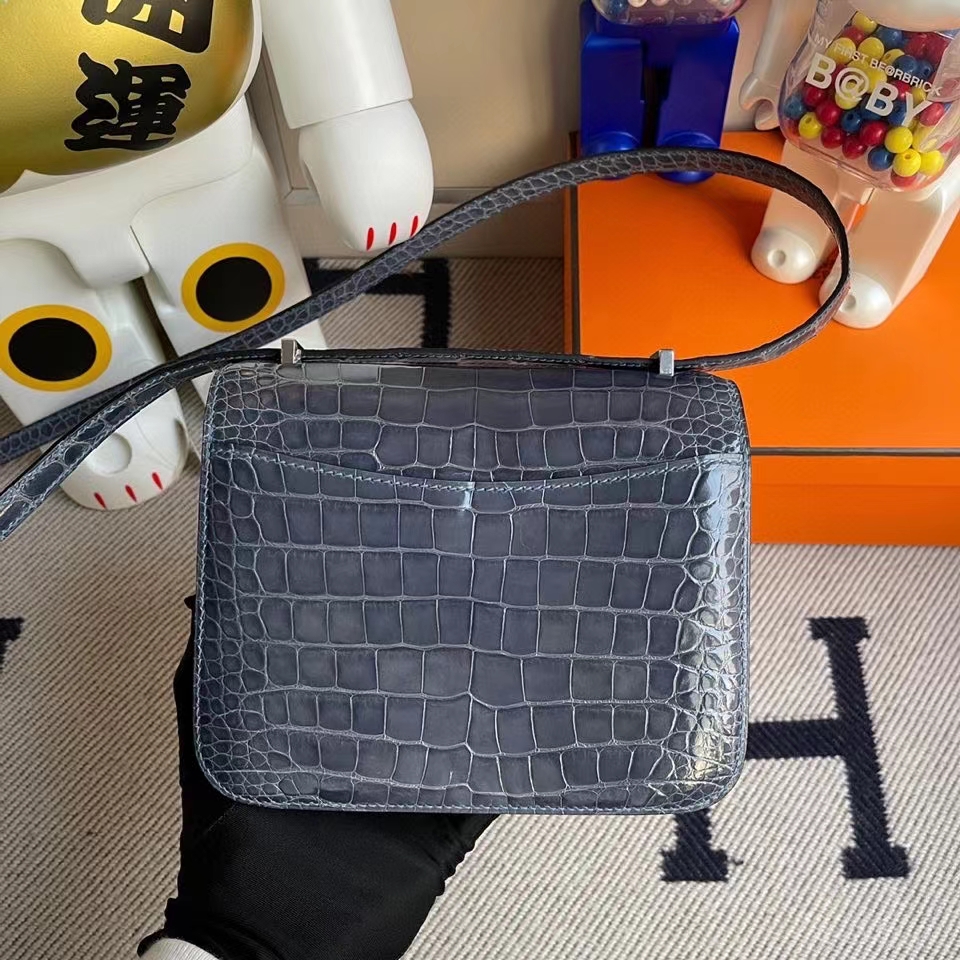 Hermès(爱马仕)Constance 18cm Alligator shiny 亮面鳄鱼 N7 风暴蓝 银扣 顶级手缝 定制-拉尔森鳄鱼皮具定制 - 爱马仕包包官网 Hermès(爱马仕)Constance 18cm Alligator shiny 亮面鳄鱼 N7 风暴蓝 银扣 顶级手缝 定制