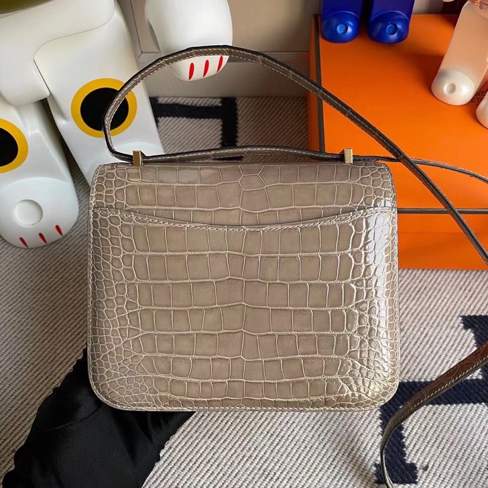 Hermès(爱马仕)Constance 18cm Alligator shiny 亮面鳄鱼 ck81 斑鸠灰 Gris T 金扣 顶级手缝 现货-拉尔森鳄鱼皮具定制 - 爱马仕包包官网 Hermès(爱马仕)Constance 18cm Alligator shiny 亮面鳄鱼 ck81 斑鸠灰 Gris T 金扣 顶级手缝 现货