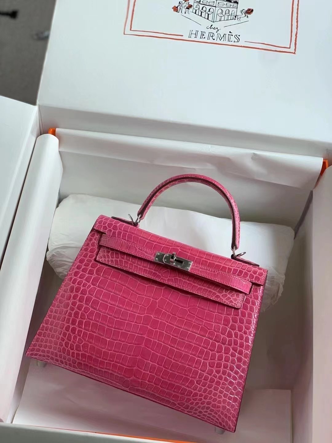 Hermès(爱马仕)Kelly 25cm 5R惊艳粉 湾鳄倒V 客定-拉尔森鳄鱼皮具定制 - 爱马仕包包官网 Hermès(爱马仕)Kelly 25cm 5R惊艳粉 湾鳄倒V 客定