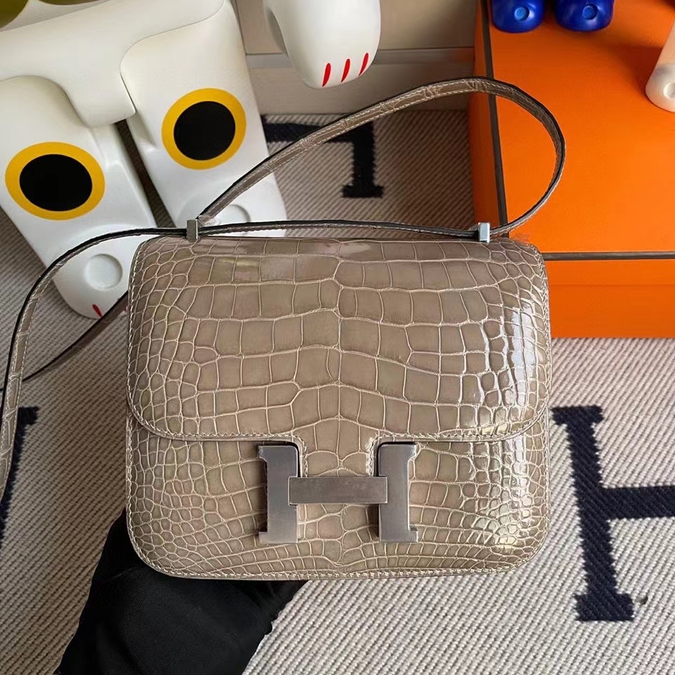 Hermès（爱马仕）Constance 18cm Alligator shiny 亮面鳄鱼 ck81 斑鸠灰 Gris T 银扣 顶级手缝 现货