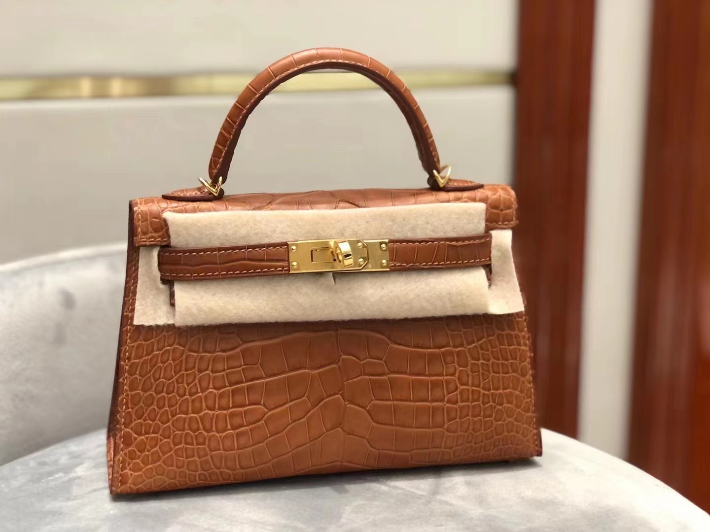 Hermès(爱马仕)Kelly Mini Ⅱ 19cm 雾面方块 美洲鳄鱼 金棕色 马鞍皮鳄鱼 完美品相 顶级工艺 金扣-拉尔森鳄鱼皮具定制 - 爱马仕包包官网 Hermès(爱马仕)Kelly Mini Ⅱ 19cm 雾面方块 美洲鳄鱼 金棕色 马鞍皮鳄鱼 完美品相 顶级工艺 金扣