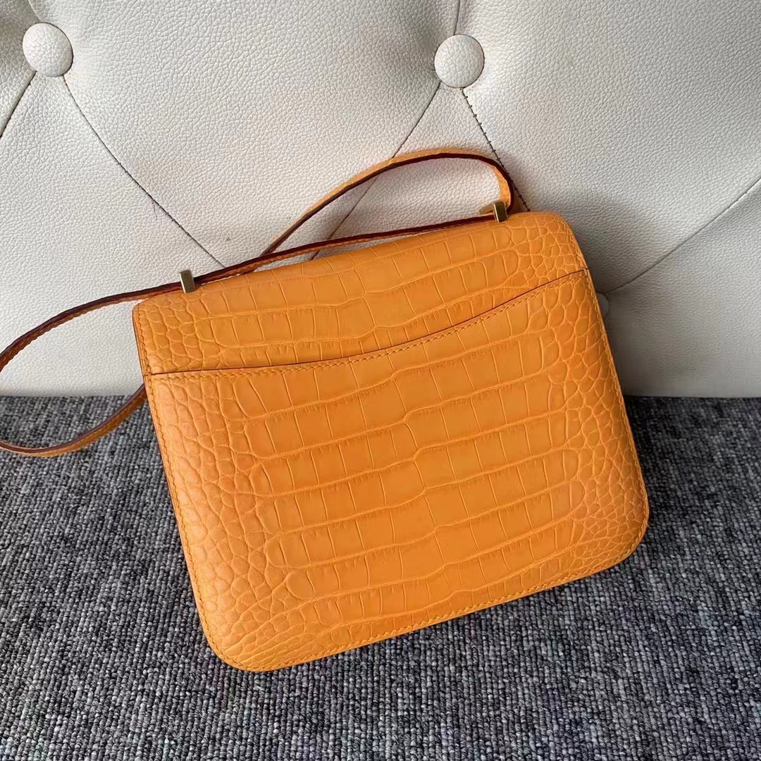 Hermès（爱马仕）Constance 18cm Alligator matt 雾面鳄鱼 杏黄色 金扣 顶级手缝 现货
