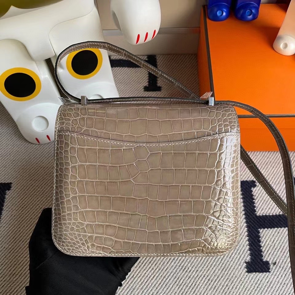 Hermès(爱马仕)Constance 18cm Alligator shiny 亮面鳄鱼 ck81 斑鸠灰 Gris T 银扣 顶级手缝 现货-拉尔森鳄鱼皮具定制 - 爱马仕包包官网 Hermès(爱马仕)Constance 18cm Alligator shiny 亮面鳄鱼 ck81 斑鸠灰 Gris T 银扣 顶级手缝 现货