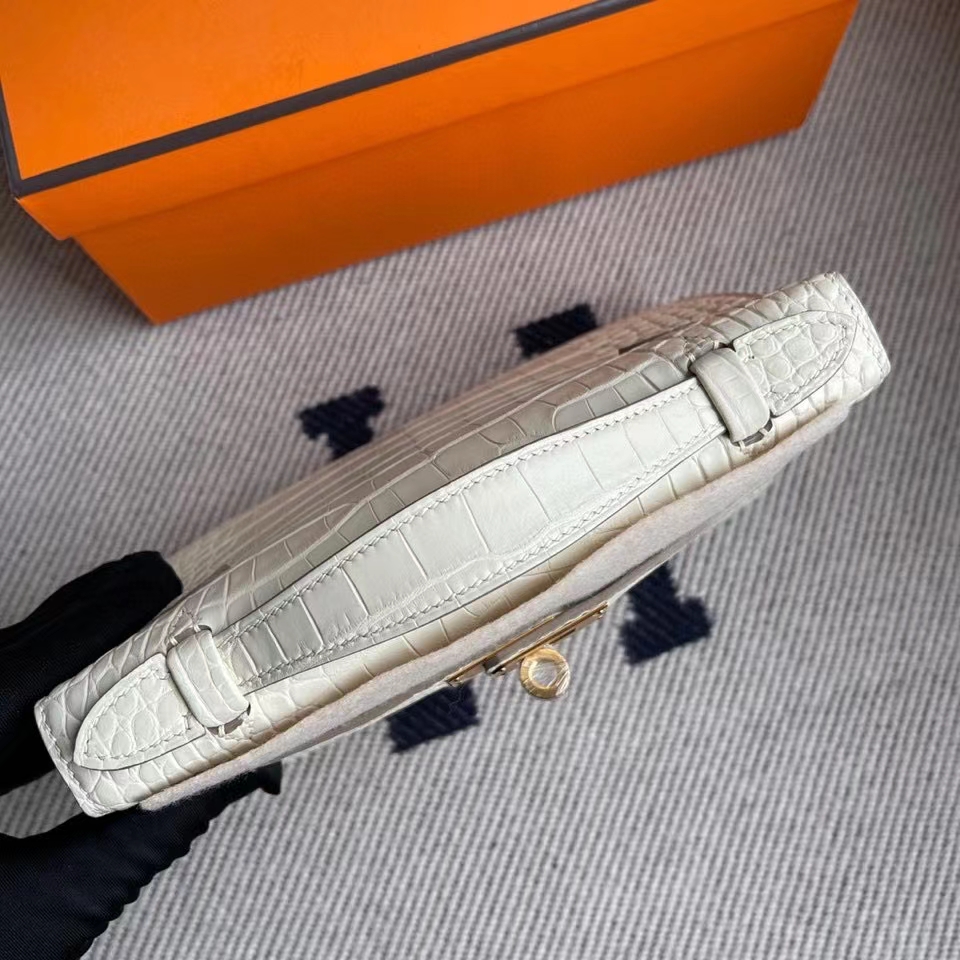 Hermès(爱马仕)Mini kelly pochette 22cm Alligator matt 雾面鳄鱼 8L 奶油白 金扣 Beton 金扣 顶级手缝 手拿包 晚宴包-拉尔森鳄鱼皮具定制 - 爱马仕包包官网 Hermès(爱马仕)Mini kelly pochette 22cm Alligator matt 雾面鳄鱼 8L 奶油白 金扣 Beton 金扣 顶级手缝 手拿包 晚宴包