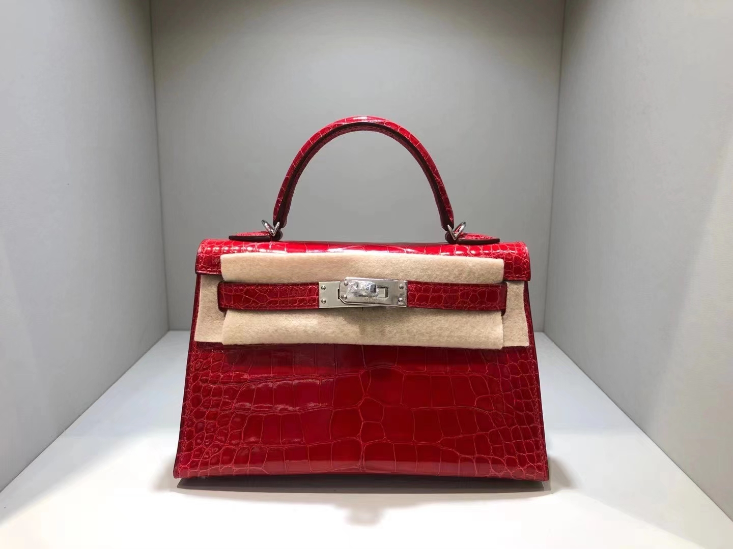 Hermès(爱马仕)Mini kelly ll Alligator shiny 亮面鳄鱼 ck95 法拉利红 银扣 braise 顶级手缝 现货-拉尔森鳄鱼皮具定制 - 爱马仕包包官网 Hermès(爱马仕)Mini kelly ll Alligator shiny 亮面鳄鱼 ck95 法拉利红 银扣 braise 顶级手缝 现货
