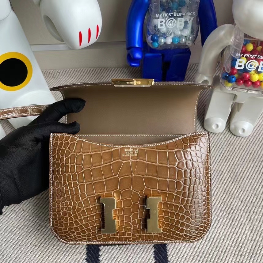 Hermès（爱马仕）Constance 空姐包 Alligator shiny 亮面鳄鱼 烟草色 金扣 18cm 顶级手缝 定制