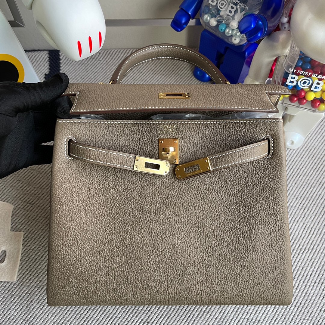Hermès(爱马仕)Kelly 凯莉包 原厂小牛皮 togo ck18 大象灰 Etoupe 金扣 25cm 顶级手缝 现货-拉尔森鳄鱼皮具定制 - 爱马仕包包官网 Hermès(爱马仕)Kelly 凯莉包 原厂小牛皮 togo ck18 大象灰 Etoupe 金扣 25cm 顶级手缝 现货