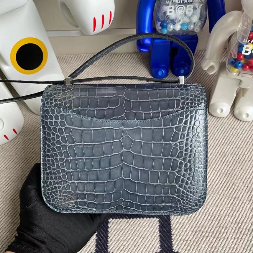 Hermès(爱马仕)Constance 空姐包 Alligator shiny 亮面鳄鱼 N7 风暴蓝 银扣 18cm 顶级手缝 定制-拉尔森鳄鱼皮具定制 - 爱马仕包包官网 Hermès(爱马仕)Constance 空姐包 Alligator shiny 亮面鳄鱼 N7 风暴蓝 银扣 18cm 顶级手缝 定制