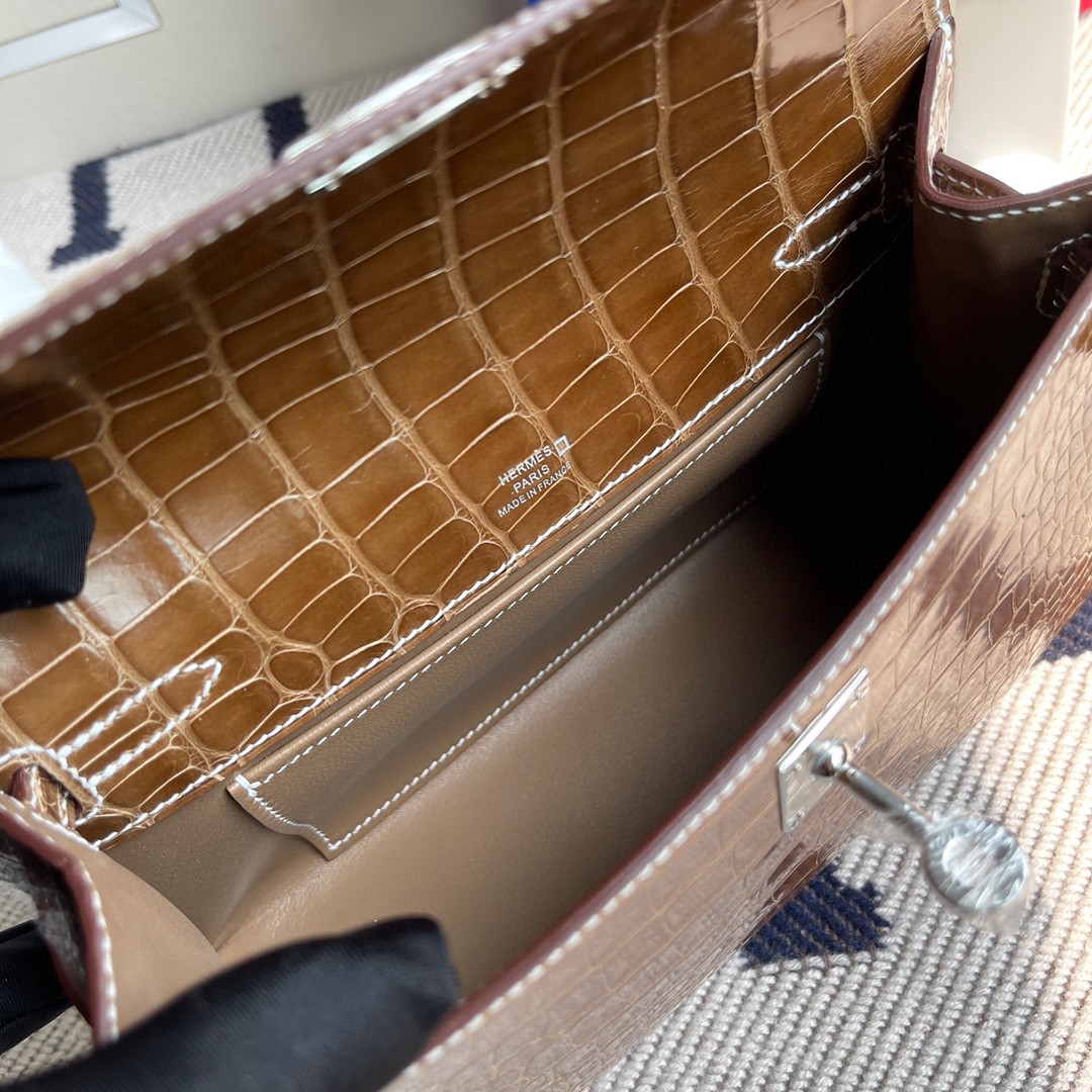 Hermès(爱马仕)Mini kelly pochette Alligator shiny 亮面鳄鱼 烟草色 银扣 22cm-拉尔森鳄鱼皮具定制 - 爱马仕包包官网 Hermès(爱马仕)Mini kelly pochette Alligator shiny 亮面鳄鱼 烟草色 银扣 22cm