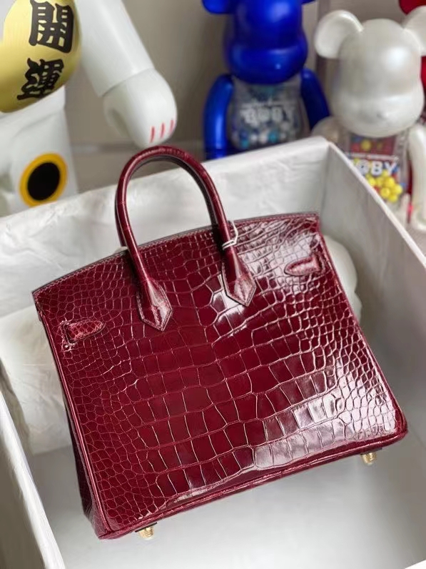 Hermès(爱马仕)Birkin 铂金包 Alligator shiny 亮面鳄鱼 F5 勃艮第酒红 25cm 金扣 顶级手缝 现货-拉尔森鳄鱼皮具定制 - 爱马仕包包官网 Hermès(爱马仕)Birkin 铂金包 Alligator shiny 亮面鳄鱼 F5 勃艮第酒红 25cm 金扣 顶级手缝 现货