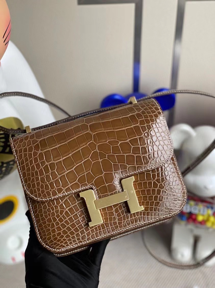Hermès(爱马仕)Constance 空姐包 Alligator shiny 亮面鳄鱼 烟草色 金扣 18cm 顶级手缝 定制-拉尔森鳄鱼皮具定制 - 爱马仕包包官网 Hermès(爱马仕)Constance 空姐包 Alligator shiny 亮面鳄鱼 烟草色 金扣 18cm 顶级手缝 定制